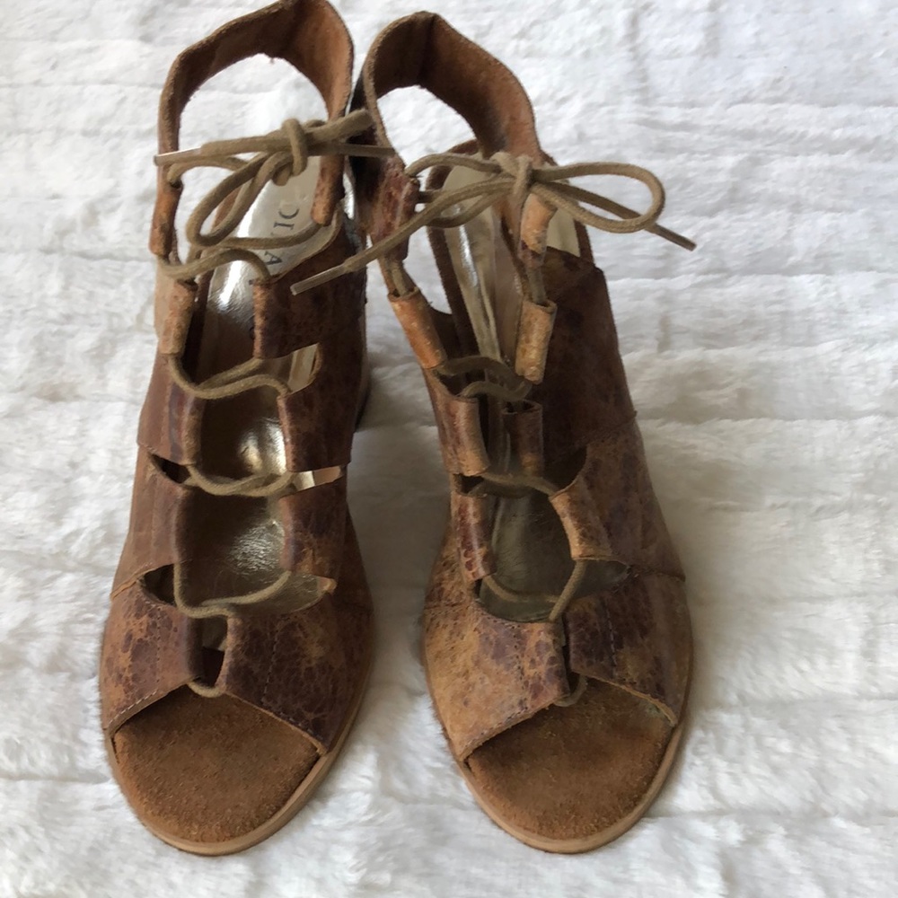 Diva True “TrenDee” NWT Size 8 Lace Up Sandals
